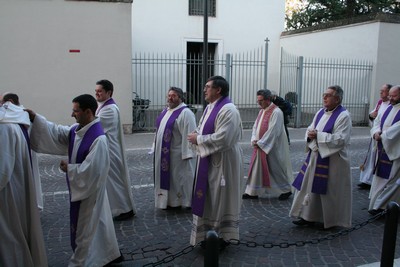 Processione e ingresso dei presbiteri di Carpenedo