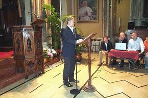 Gabriele Marinelli, rappresentante del Consiglio Affari Economici parrocchiale, mentre legge il discorso qui riportato