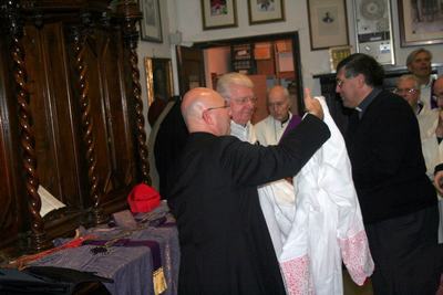 Preparazione in canonica dei celebranti della Santa Messa della Carità